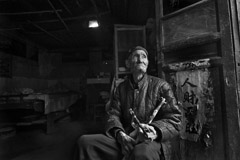 Zeng Yi  -  An Elder with His Tobacco Pipe, 拿旱烟袋的老, Shandong, 2008 / Pigment Print  -  26x38