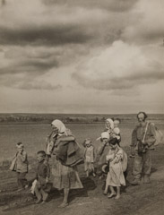 Yakov Riumkin  -  Returning Home fro the Front to Kurskaya Duga, 1943 / Silver Gelatin Print  -  14 x 10