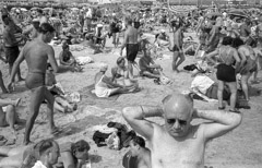 Harold Feinstein  -  Crowded Beach, 1960 /   -  Neg_CI-81_F?