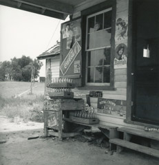 Dorothea Lange  -  Country filling station, Granville County, North Carolina, July 1939 / Silver Gelatin Print  -  8 x10