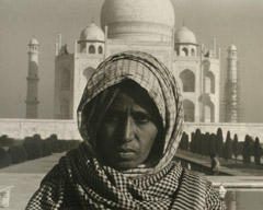 Dorothea Lange  -  Women in Front of the Taj Mahal, Agra, India / Silver Gelatin Print  -  10.25 x 12.75