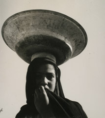 Dorothea Lange  -  Woman Balancing Large Bowl, Egypt,1963 / Silver Gelatin Print  -  12 x 10.5