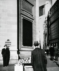 John Gutmann  -  Selling Apples at No.1 Broadway. New York, 1936 / Silver Gelatin Print  -  8x10