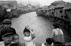Harold Feinstein  -  Korean Children on Village Bridge, Pusan, 1953 / Silver Gelatin Print  -  16 x 20
