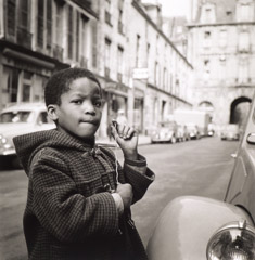 Imogen Cunningham  -  Child near Place des Vosges, Paris, 1961 / Silver Gelatin Print  -  9.75 x 9.5