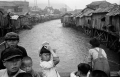 Harold Feinstein  -  AD-031b Korean Children on Village Bridge, 1953 /   -  Neg_K-18_F09