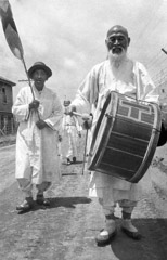 Harold Feinstein  -  AD-037b Korean Drum Parade II, 1953 /   -  Neg_K-51_F12