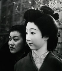 John Gutmann  -  Geisha Doll and Friend, 1939 (Japanese Girl and Geisha Friend.) San
Francisco, 1939 / Silver Gelatin Print  -  11x14 