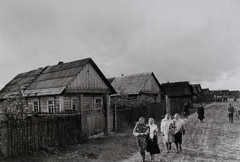 Alexander Ustinov  -  Village Girls / Silver Gelatin Print  -  15.75 x 23.5